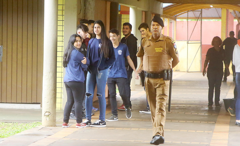 Presença policial transforma ambiente escolar e entorno em Foz do Iguaçu. Foto: Jaelson Lucas/AENPr