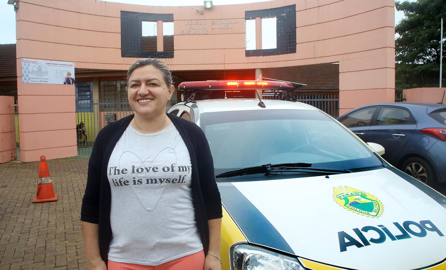 Presença policial transforma ambiente escolar e entorno em Foz do Iguaçu. Na imagem, Maria Aparecida da Mata. Foto: Jaelson Lucas/AENPr