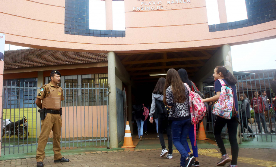 Presença policial transforma ambiente escolar e entorno em Foz do Iguaçu. Foto: Jaelson Lucas/AENPr