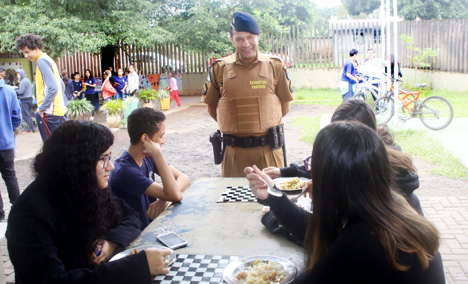 Presença policial transforma ambiente escolar e entorno em Foz do Iguaçu. Foto: Jaelson Lucas/AENPr