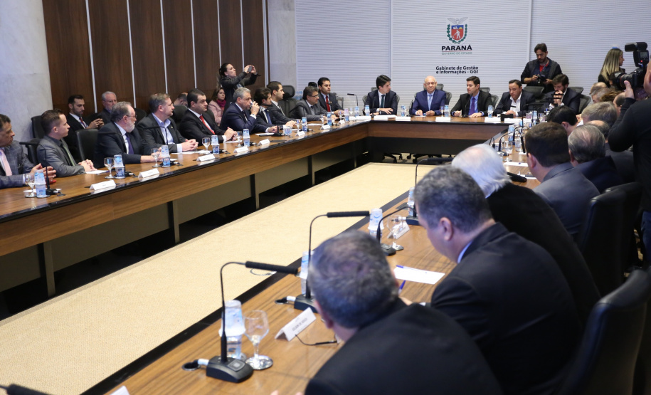 Representantes do Governo do Estado se reuniram nesta quarta-feira (29) com os deputados da base de apoio para apresentar a primeira versão do Banco de Projetos, que vai destinar R$ 375 milhões para licitar projetos executivos de grandes obras estruturais em todas as regiões do Estado. O chefe da Casa Civil, Guto Silva, coordenou a reunião - Curitiba, 29/05/2019 - Foto: José Fernando Ogura/ANPr