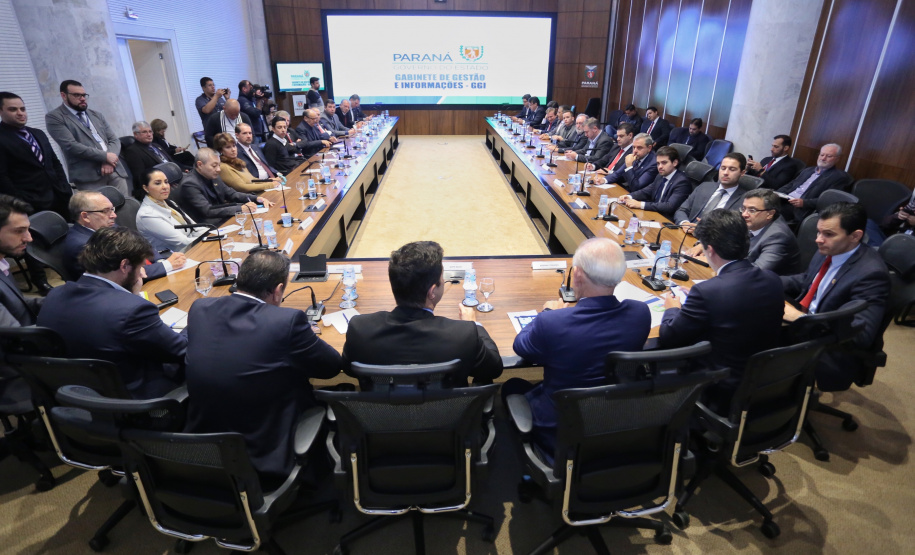 Representantes do Governo do Estado se reuniram nesta quarta-feira (29) com os deputados da base de apoio para apresentar a primeira versão do Banco de Projetos, que vai destinar R$ 375 milhões para licitar projetos executivos de grandes obras estruturais em todas as regiões do Estado. O chefe da Casa Civil, Guto Silva, coordenou a reunião - Curitiba, 29/05/2019 - Foto: José Fernando Ogura/ANPr