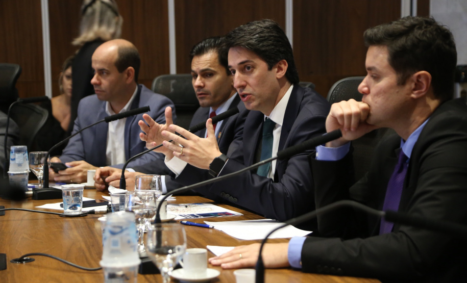 Representantes do Governo do Estado se reuniram nesta quarta-feira (29) com os deputados da base de apoio para apresentar a primeira versão do Banco de Projetos, que vai destinar R$ 375 milhões para licitar projetos executivos de grandes obras estruturais em todas as regiões do Estado. O chefe da Casa Civil, Guto Silva, coordenou a reunião - Curitiba, 29/05/2019 - Foto: José Fernando Ogura/ANPr