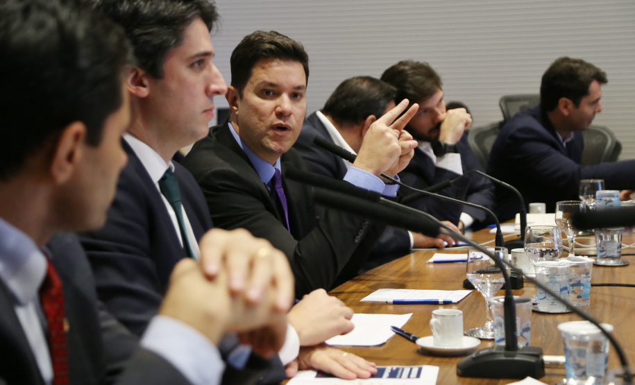 Representantes do Governo do Estado se reuniram nesta quarta-feira (29) com os deputados da base de apoio para apresentar a primeira versão do Banco de Projetos, que vai destinar R$ 375 milhões para licitar projetos executivos de grandes obras estruturais em todas as regiões do Estado. O chefe da Casa Civil, Guto Silva, coordenou a reunião - Curitiba, 29/05/2019 - Foto: José Fernando Ogura/ANPr