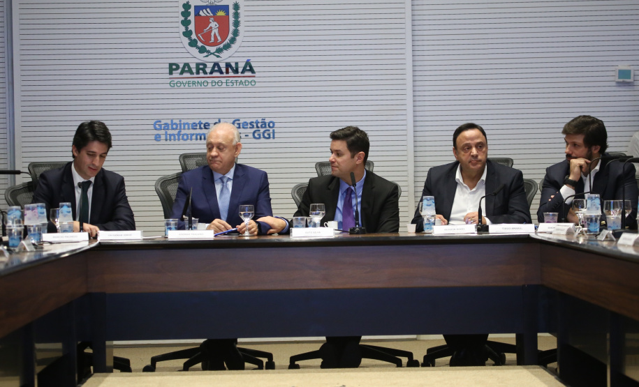 Representantes do Governo do Estado se reuniram nesta quarta-feira (29) com os deputados da base de apoio para apresentar a primeira versão do Banco de Projetos, que vai destinar R$ 375 milhões para licitar projetos executivos de grandes obras estruturais em todas as regiões do Estado. O chefe da Casa Civil, Guto Silva, coordenou a reunião - Curitiba, 29/05/2019 - Foto: José Fernando Ogura/ANPr