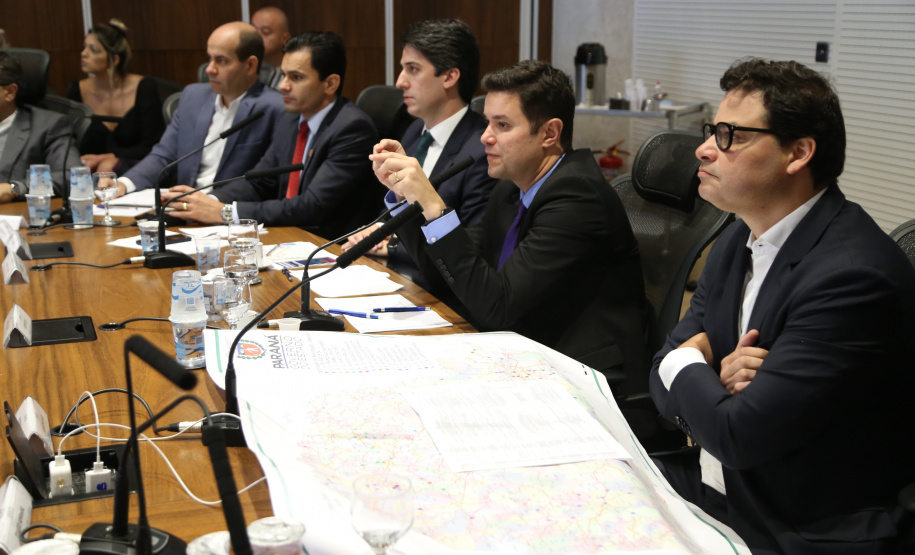 Representantes do Governo do Estado se reuniram nesta quarta-feira (29) com os deputados da base de apoio para apresentar a primeira versão do Banco de Projetos, que vai destinar R$ 375 milhões para licitar projetos executivos de grandes obras estruturais em todas as regiões do Estado. O chefe da Casa Civil, Guto Silva, coordenou a reunião - Curitiba, 29/05/2019 - Foto: José Fernando Ogura/ANPr