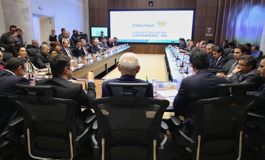 Representantes do Governo do Estado se reuniram nesta quarta-feira (29) com os deputados da base de apoio para apresentar a primeira versão do Banco de Projetos, que vai destinar R$ 375 milhões para licitar projetos executivos de grandes obras estruturais em todas as regiões do Estado. O chefe da Casa Civil, Guto Silva, coordenou a reunião - Curitiba, 29/05/2019 - Foto: José Fernando Ogura/ANPr