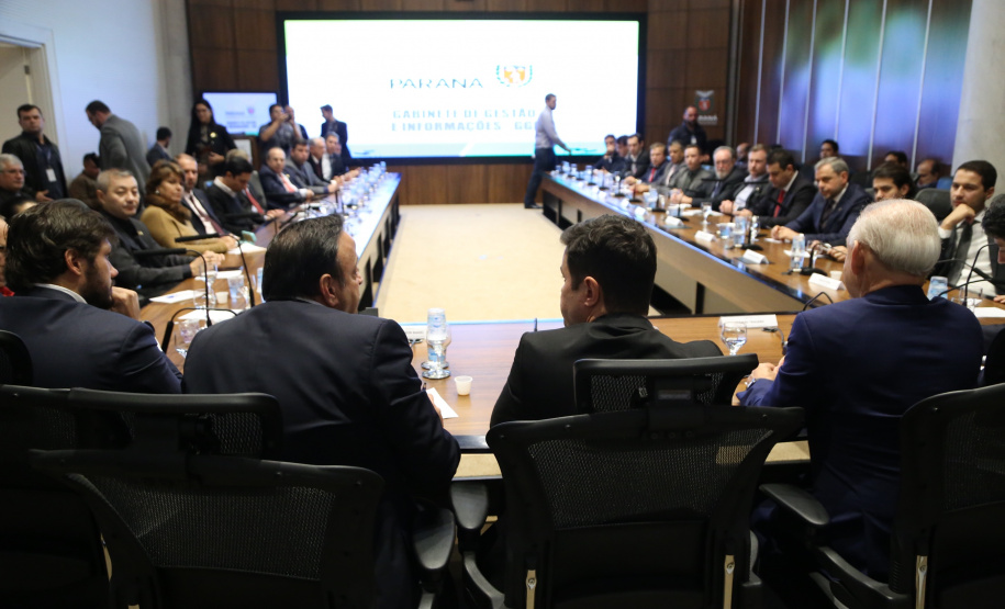 Representantes do Governo do Estado se reuniram nesta quarta-feira (29) com os deputados da base de apoio para apresentar a primeira versão do Banco de Projetos, que vai destinar R$ 375 milhões para licitar projetos executivos de grandes obras estruturais em todas as regiões do Estado. O chefe da Casa Civil, Guto Silva, coordenou a reunião - Curitiba, 29/05/2019 - Foto: José Fernando Ogura/ANPr