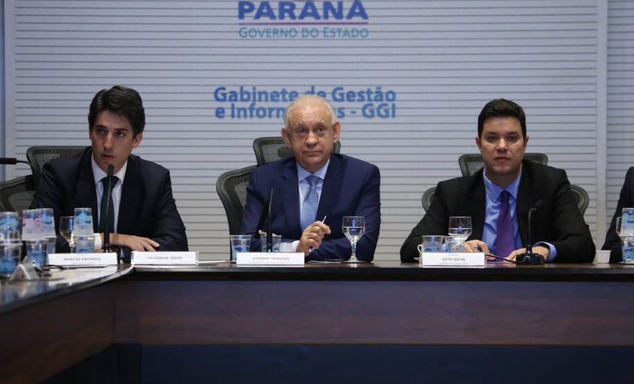 Representantes do Governo do Estado se reuniram nesta quarta-feira (29) com os deputados da base de apoio para apresentar a primeira versão do Banco de Projetos, que vai destinar R$ 375 milhões para licitar projetos executivos de grandes obras estruturais em todas as regiões do Estado. O chefe da Casa Civil, Guto Silva, coordenou a reunião - Curitiba, 29/05/2019 - Foto: José Fernando Ogura/ANPr