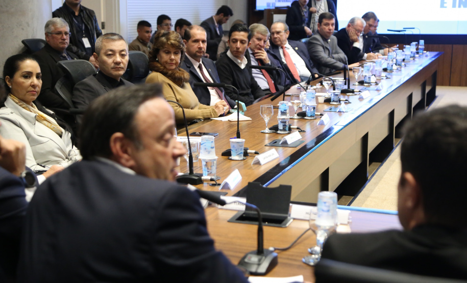 Representantes do Governo do Estado se reuniram nesta quarta-feira (29) com os deputados da base de apoio para apresentar a primeira versão do Banco de Projetos, que vai destinar R$ 375 milhões para licitar projetos executivos de grandes obras estruturais em todas as regiões do Estado. O chefe da Casa Civil, Guto Silva, coordenou a reunião - Curitiba, 29/05/2019 - Foto: José Fernando Ogura/ANPr