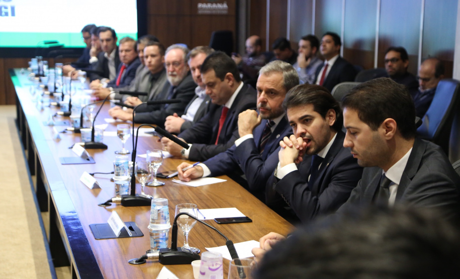 Representantes do Governo do Estado se reuniram nesta quarta-feira (29) com os deputados da base de apoio para apresentar a primeira versão do Banco de Projetos, que vai destinar R$ 375 milhões para licitar projetos executivos de grandes obras estruturais em todas as regiões do Estado. O chefe da Casa Civil, Guto Silva, coordenou a reunião - Curitiba, 29/05/2019 - Foto: José Fernando Ogura/ANPr