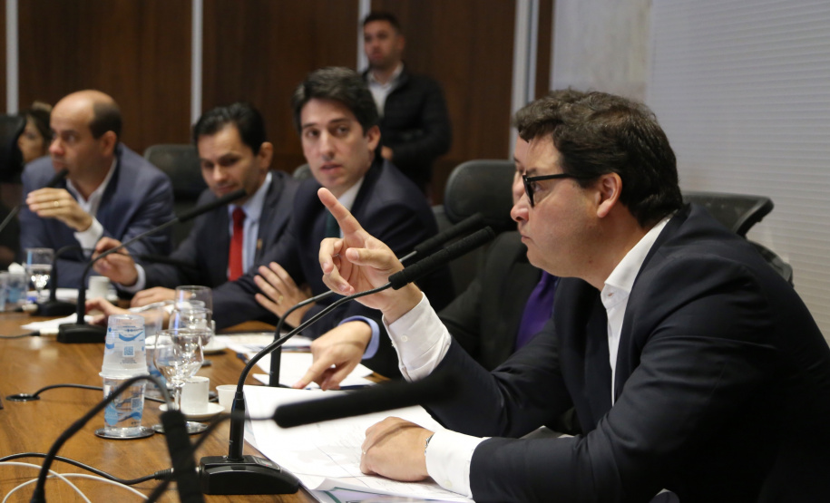 Representantes do Governo do Estado se reuniram nesta quarta-feira (29) com os deputados da base de apoio para apresentar a primeira versão do Banco de Projetos, que vai destinar R$ 375 milhões para licitar projetos executivos de grandes obras estruturais em todas as regiões do Estado. O chefe da Casa Civil, Guto Silva, coordenou a reunião - Curitiba, 29/05/2019 - Foto: José Fernando Ogura/ANPr