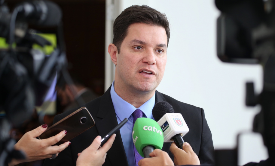 Representantes do Governo do Estado se reuniram nesta quarta-feira (29) com os deputados da base de apoio para apresentar a primeira versão do Banco de Projetos, que vai destinar R$ 375 milhões para licitar projetos executivos de grandes obras estruturais em todas as regiões do Estado. O chefe da Casa Civil, Guto Silva, coordenou a reunião - Curitiba, 29/05/2019 - Foto: José Fernando Ogura/ANPr