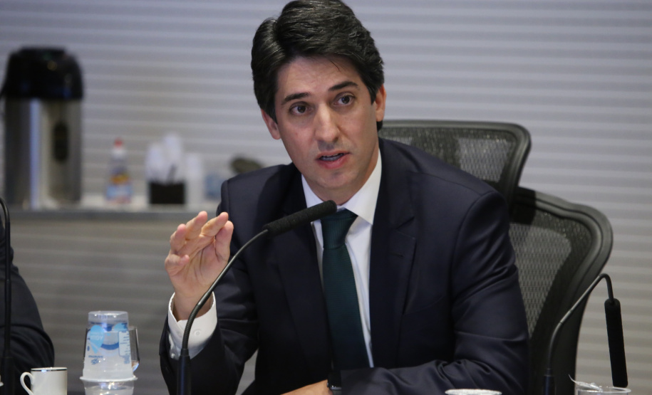 Representantes do Governo do Estado se reuniram nesta quarta-feira (29) com os deputados da base de apoio para apresentar a primeira versão do Banco de Projetos, que vai destinar R$ 375 milhões para licitar projetos executivos de grandes obras estruturais em todas as regiões do Estado. O chefe da Casa Civil, Guto Silva, coordenou a reunião - Curitiba, 29/05/2019 - Foto: José Fernando Ogura/ANPr