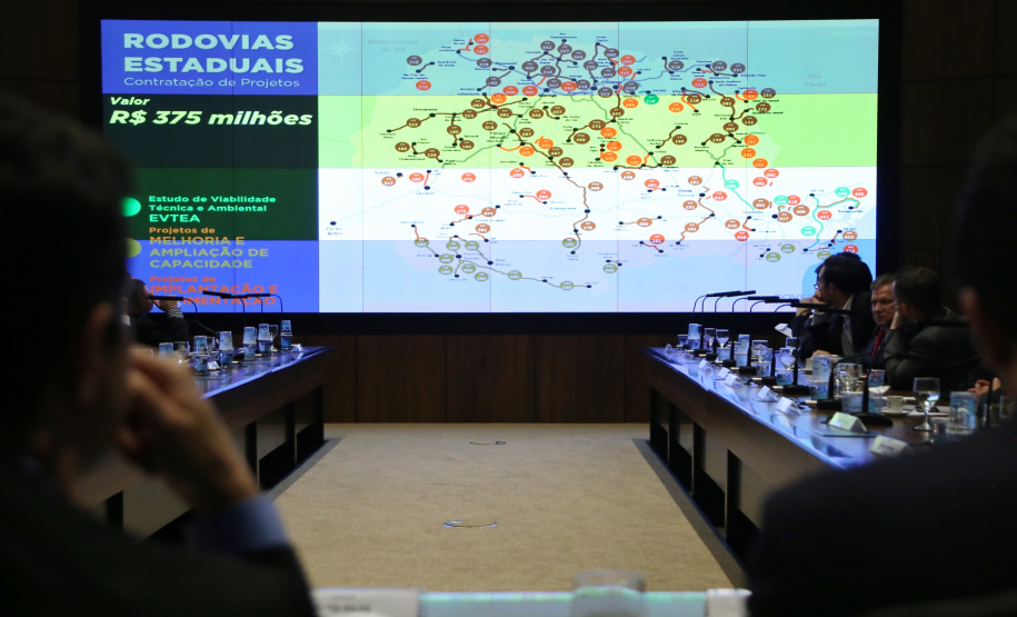 Representantes do Governo do Estado se reuniram nesta quarta-feira (29) com os deputados da base de apoio para apresentar a primeira versão do Banco de Projetos, que vai destinar R$ 375 milhões para licitar projetos executivos de grandes obras estruturais em todas as regiões do Estado. O chefe da Casa Civil, Guto Silva, coordenou a reunião - Curitiba, 29/05/2019 - Foto: José Fernando Ogura/ANPr