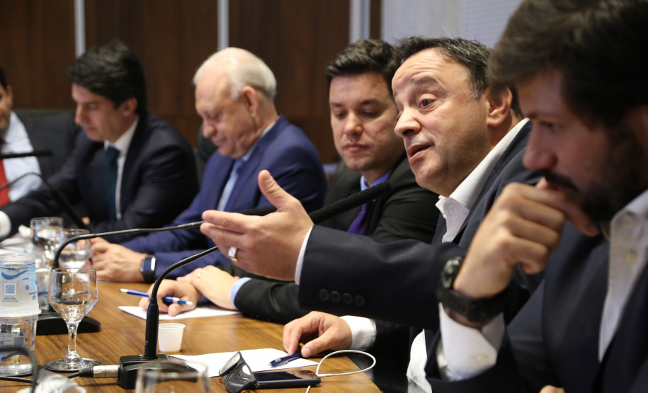 Representantes do Governo do Estado se reuniram nesta quarta-feira (29) com os deputados da base de apoio para apresentar a primeira versão do Banco de Projetos, que vai destinar R$ 375 milhões para licitar projetos executivos de grandes obras estruturais em todas as regiões do Estado. O chefe da Casa Civil, Guto Silva, coordenou a reunião - Curitiba, 29/05/2019 - Foto: José Fernando Ogura/ANPr