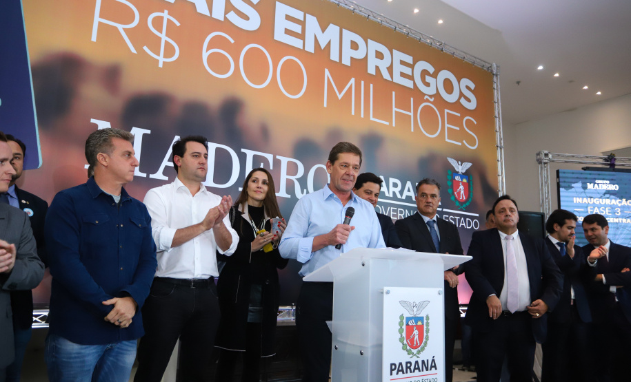 O Grupo Madero confirmou nesta quarta-feira (29), em cerimônia no Palácio Iguaçu, investimentos de R$ 600 milhões na ampliação das operações da empresa em Ponta Grossa, na região dos Campos Gerais. O anúncio foi feito pelo presidente do Grupo, Júnior Durski, ao lado do governador Carlos Massa Ratinho Junior e do apresentador Luciano Huck, sócio do empreendimento.  -  Curitiba, 29/05/2019  -  Foto: Rodrigo Félix Leal/ANPr
