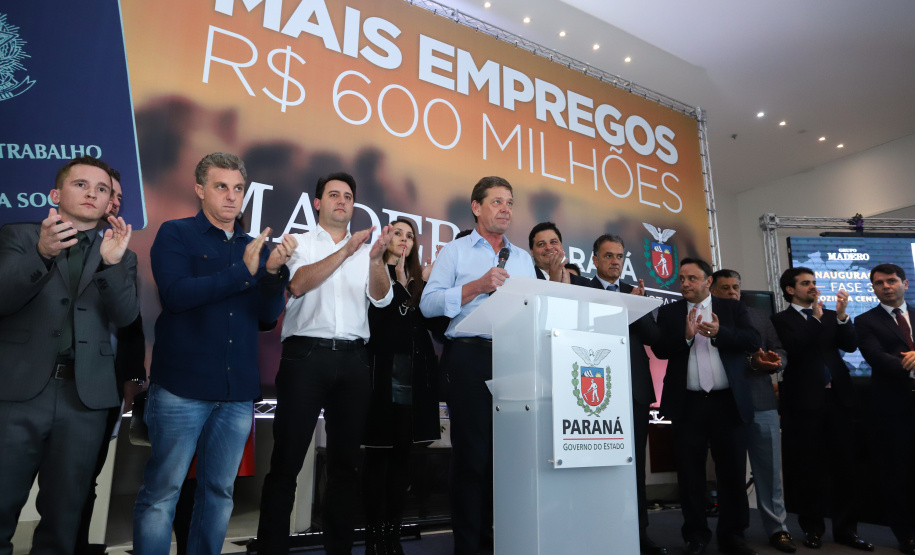 O Grupo Madero confirmou nesta quarta-feira (29), em cerimônia no Palácio Iguaçu, investimentos de R$ 600 milhões na ampliação das operações da empresa em Ponta Grossa, na região dos Campos Gerais. O anúncio foi feito pelo presidente do Grupo, Júnior Durski, ao lado do governador Carlos Massa Ratinho Junior e do apresentador Luciano Huck, sócio do empreendimento.  -  Curitiba, 29/05/2019  -  Foto: Rodrigo Félix Leal/ANPr