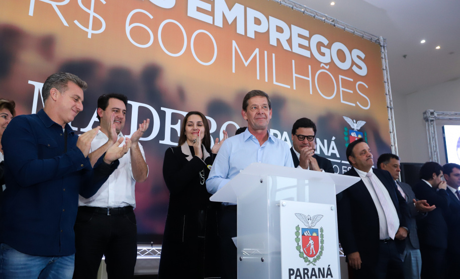 O Grupo Madero confirmou nesta quarta-feira (29), em cerimônia no Palácio Iguaçu, investimentos de R$ 600 milhões na ampliação das operações da empresa em Ponta Grossa, na região dos Campos Gerais. O anúncio foi feito pelo presidente do Grupo, Júnior Durski, ao lado do governador Carlos Massa Ratinho Junior e do apresentador Luciano Huck, sócio do empreendimento.  -  Curitiba, 29/05/2019  -  Foto: Rodrigo Félix Leal/ANPr