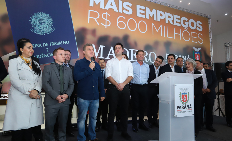 O Grupo Madero confirmou nesta quarta-feira (29), em cerimônia no Palácio Iguaçu, investimentos de R$ 600 milhões na ampliação das operações da empresa em Ponta Grossa, na região dos Campos Gerais. O anúncio foi feito pelo presidente do Grupo, Júnior Durski, ao lado do governador Carlos Massa Ratinho Junior e do apresentador Luciano Huck, sócio do empreendimento.  -  Curitiba, 29/05/2019  -  Foto: Rodrigo Félix Leal/ANPr