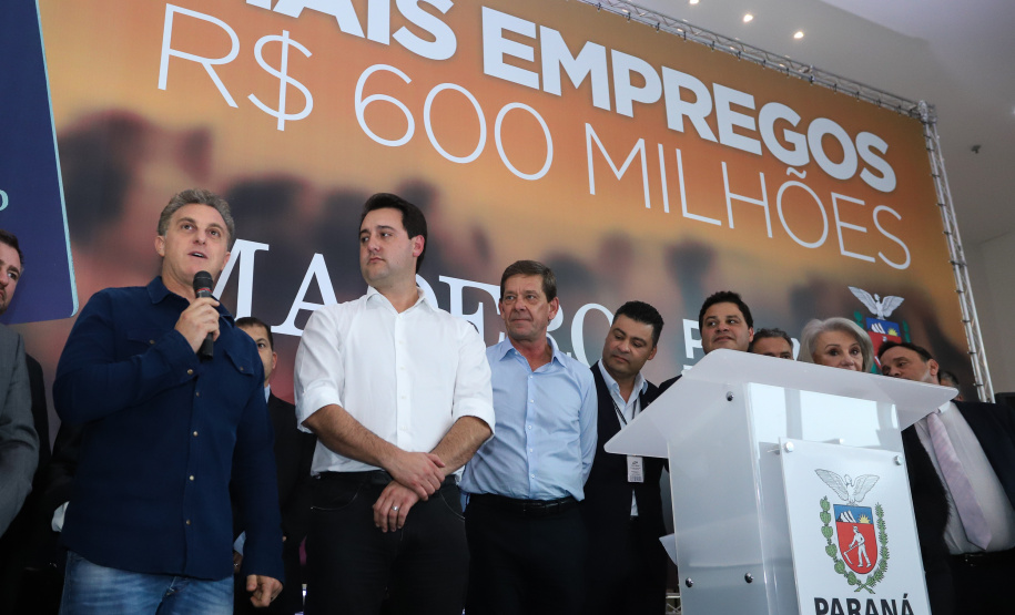 O Grupo Madero confirmou nesta quarta-feira (29), em cerimônia no Palácio Iguaçu, investimentos de R$ 600 milhões na ampliação das operações da empresa em Ponta Grossa, na região dos Campos Gerais. O anúncio foi feito pelo presidente do Grupo, Júnior Durski, ao lado do governador Carlos Massa Ratinho Junior e do apresentador Luciano Huck, sócio do empreendimento.  -  Curitiba, 29/05/2019  -  Foto: Rodrigo Félix Leal/ANPr