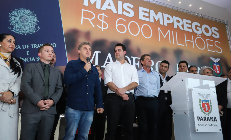 O Grupo Madero confirmou nesta quarta-feira (29), em cerimônia no Palácio Iguaçu, investimentos de R$ 600 milhões na ampliação das operações da empresa em Ponta Grossa, na região dos Campos Gerais. O anúncio foi feito pelo presidente do Grupo, Júnior Durski, ao lado do governador Carlos Massa Ratinho Junior e do apresentador Luciano Huck, sócio do empreendimento.  -  Curitiba, 29/05/2019  -  Foto: Rodrigo Félix Leal/ANPr