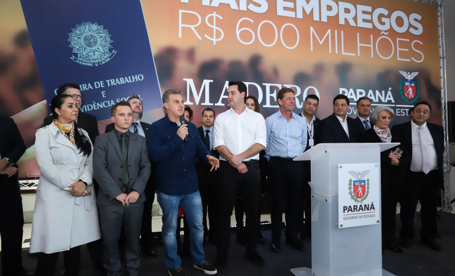 O Grupo Madero confirmou nesta quarta-feira (29), em cerimônia no Palácio Iguaçu, investimentos de R$ 600 milhões na ampliação das operações da empresa em Ponta Grossa, na região dos Campos Gerais. O anúncio foi feito pelo presidente do Grupo, Júnior Durski, ao lado do governador Carlos Massa Ratinho Junior e do apresentador Luciano Huck, sócio do empreendimento.  -  Curitiba, 29/05/2019  -  Foto: Rodrigo Félix Leal/ANPr