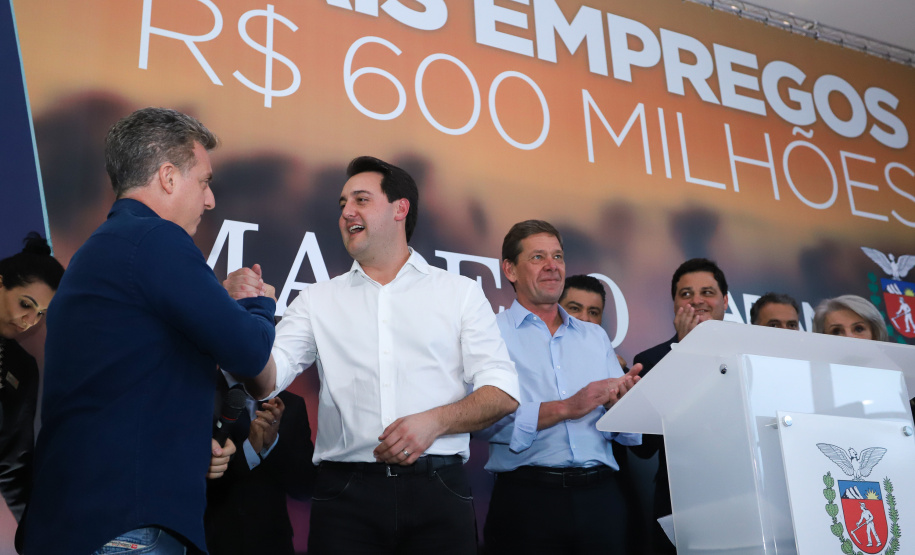 O Grupo Madero confirmou nesta quarta-feira (29), em cerimônia no Palácio Iguaçu, investimentos de R$ 600 milhões na ampliação das operações da empresa em Ponta Grossa, na região dos Campos Gerais. O anúncio foi feito pelo presidente do Grupo, Júnior Durski, ao lado do governador Carlos Massa Ratinho Junior e do apresentador Luciano Huck, sócio do empreendimento.  -  Curitiba, 29/05/2019  -  Foto: Rodrigo Félix Leal/ANPr