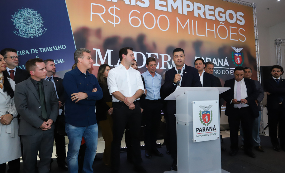 O Grupo Madero confirmou nesta quarta-feira (29), em cerimônia no Palácio Iguaçu, investimentos de R$ 600 milhões na ampliação das operações da empresa em Ponta Grossa, na região dos Campos Gerais. O anúncio foi feito pelo presidente do Grupo, Júnior Durski, ao lado do governador Carlos Massa Ratinho Junior e do apresentador Luciano Huck, sócio do empreendimento.  -  Curitiba, 29/05/2019  -  Foto: Rodrigo Félix Leal/ANPr