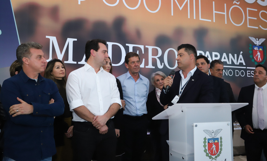 O Grupo Madero confirmou nesta quarta-feira (29), em cerimônia no Palácio Iguaçu, investimentos de R$ 600 milhões na ampliação das operações da empresa em Ponta Grossa, na região dos Campos Gerais. O anúncio foi feito pelo presidente do Grupo, Júnior Durski, ao lado do governador Carlos Massa Ratinho Junior e do apresentador Luciano Huck, sócio do empreendimento.  -  Curitiba, 29/05/2019  -  Foto: Rodrigo Félix Leal/ANPr