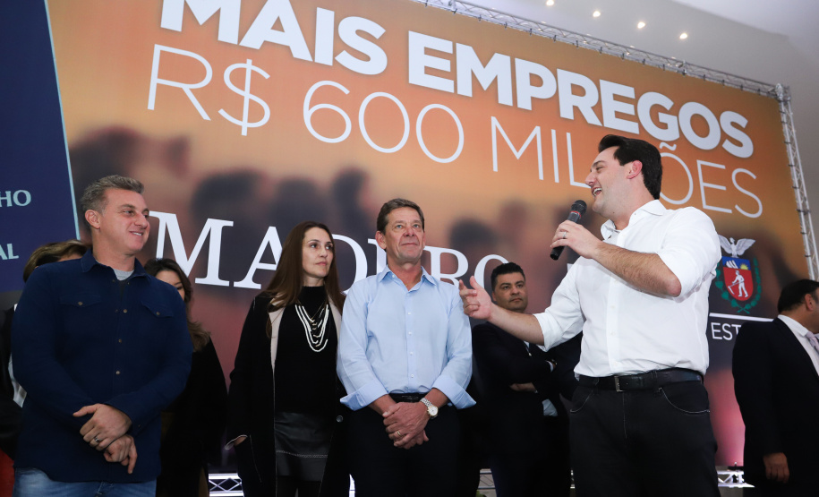O Grupo Madero confirmou nesta quarta-feira (29), em cerimônia no Palácio Iguaçu, investimentos de R$ 600 milhões na ampliação das operações da empresa em Ponta Grossa, na região dos Campos Gerais. O anúncio foi feito pelo presidente do Grupo, Júnior Durski, ao lado do governador Carlos Massa Ratinho Junior e do apresentador Luciano Huck, sócio do empreendimento.  -  Curitiba, 29/05/2019  -  Foto: Rodrigo Félix Leal/ANPr
