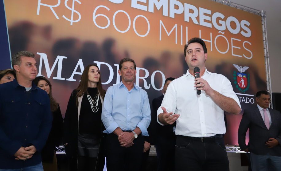 O Grupo Madero confirmou nesta quarta-feira (29), em cerimônia no Palácio Iguaçu, investimentos de R$ 600 milhões na ampliação das operações da empresa em Ponta Grossa, na região dos Campos Gerais. O anúncio foi feito pelo presidente do Grupo, Júnior Durski, ao lado do governador Carlos Massa Ratinho Junior e do apresentador Luciano Huck, sócio do empreendimento.  -  Curitiba, 29/05/2019  -  Foto: Rodrigo Félix Leal/ANPr
