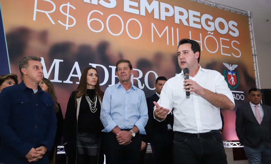 O Grupo Madero confirmou nesta quarta-feira (29), em cerimônia no Palácio Iguaçu, investimentos de R$ 600 milhões na ampliação das operações da empresa em Ponta Grossa, na região dos Campos Gerais. O anúncio foi feito pelo presidente do Grupo, Júnior Durski, ao lado do governador Carlos Massa Ratinho Junior e do apresentador Luciano Huck, sócio do empreendimento.  -  Curitiba, 29/05/2019  -  Foto: Rodrigo Félix Leal/ANPr