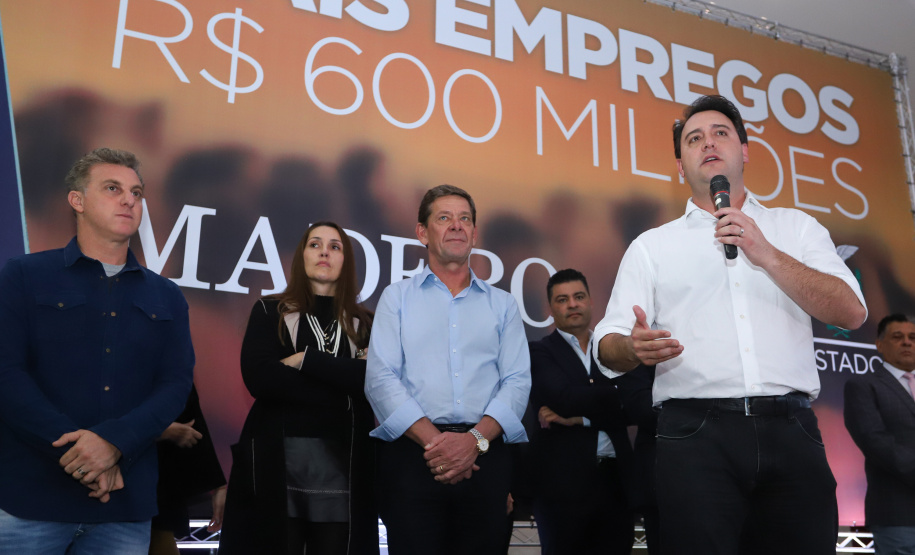 O Grupo Madero confirmou nesta quarta-feira (29), em cerimônia no Palácio Iguaçu, investimentos de R$ 600 milhões na ampliação das operações da empresa em Ponta Grossa, na região dos Campos Gerais. O anúncio foi feito pelo presidente do Grupo, Júnior Durski, ao lado do governador Carlos Massa Ratinho Junior e do apresentador Luciano Huck, sócio do empreendimento.  -  Curitiba, 29/05/2019  -  Foto: Rodrigo Félix Leal/ANPr