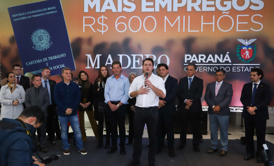 O Grupo Madero confirmou nesta quarta-feira (29), em cerimônia no Palácio Iguaçu, investimentos de R$ 600 milhões na ampliação das operações da empresa em Ponta Grossa, na região dos Campos Gerais. O anúncio foi feito pelo presidente do Grupo, Júnior Durski, ao lado do governador Carlos Massa Ratinho Junior e do apresentador Luciano Huck, sócio do empreendimento.  -  Curitiba, 29/05/2019  -  Foto: Rodrigo Félix Leal/ANPr
