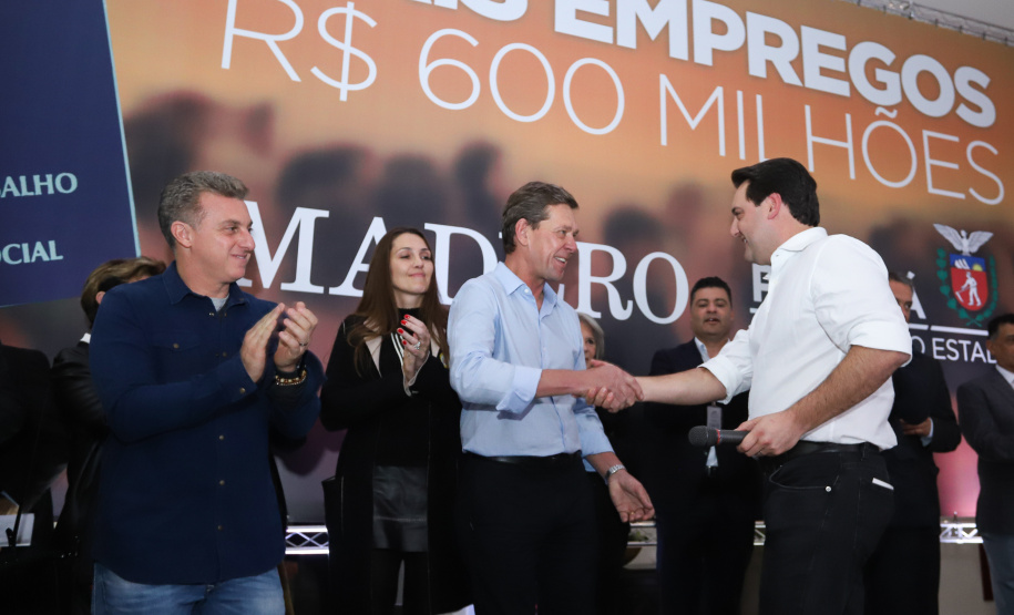 O Grupo Madero confirmou nesta quarta-feira (29), em cerimônia no Palácio Iguaçu, investimentos de R$ 600 milhões na ampliação das operações da empresa em Ponta Grossa, na região dos Campos Gerais. O anúncio foi feito pelo presidente do Grupo, Júnior Durski, ao lado do governador Carlos Massa Ratinho Junior e do apresentador Luciano Huck, sócio do empreendimento.  -  Curitiba, 29/05/2019  -  Foto: Rodrigo Félix Leal/ANPr