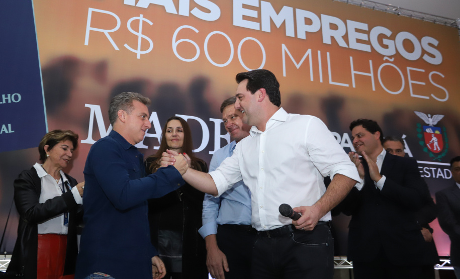 O Grupo Madero confirmou nesta quarta-feira (29), em cerimônia no Palácio Iguaçu, investimentos de R$ 600 milhões na ampliação das operações da empresa em Ponta Grossa, na região dos Campos Gerais. O anúncio foi feito pelo presidente do Grupo, Júnior Durski, ao lado do governador Carlos Massa Ratinho Junior e do apresentador Luciano Huck, sócio do empreendimento.  -  Curitiba, 29/05/2019  -  Foto: Rodrigo Félix Leal/ANPr