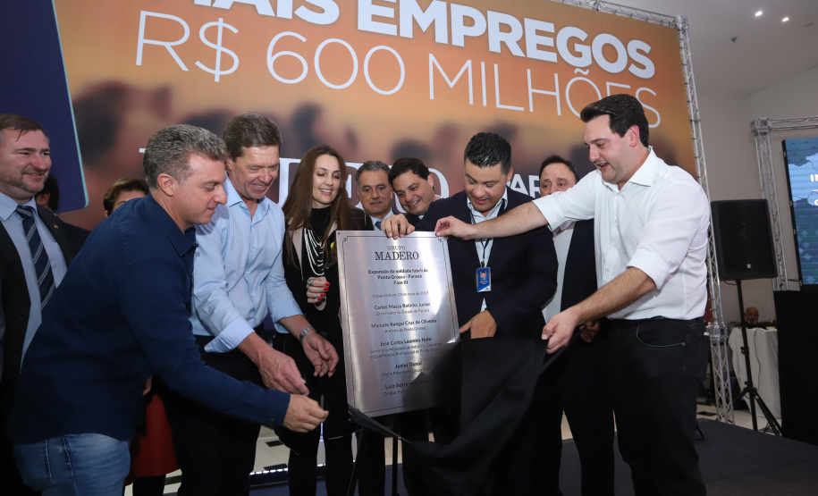 O Grupo Madero confirmou nesta quarta-feira (29), em cerimônia no Palácio Iguaçu, investimentos de R$ 600 milhões na ampliação das operações da empresa em Ponta Grossa, na região dos Campos Gerais. O anúncio foi feito pelo presidente do Grupo, Júnior Durski, ao lado do governador Carlos Massa Ratinho Junior e do apresentador Luciano Huck, sócio do empreendimento.  -  Curitiba, 29/05/2019  -  Foto: Rodrigo Félix Leal/ANPr