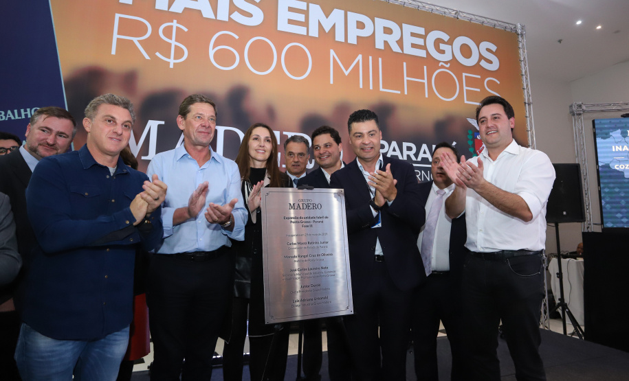 O Grupo Madero confirmou nesta quarta-feira (29), em cerimônia no Palácio Iguaçu, investimentos de R$ 600 milhões na ampliação das operações da empresa em Ponta Grossa, na região dos Campos Gerais. O anúncio foi feito pelo presidente do Grupo, Júnior Durski, ao lado do governador Carlos Massa Ratinho Junior e do apresentador Luciano Huck, sócio do empreendimento.  -  Curitiba, 29/05/2019  -  Foto: Rodrigo Félix Leal/ANPr