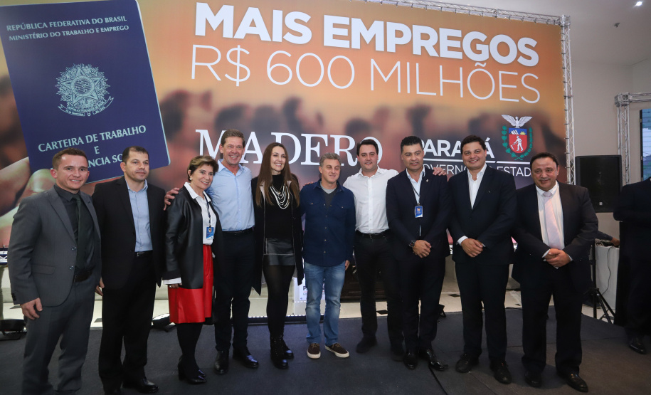 O Grupo Madero confirmou nesta quarta-feira (29), em cerimônia no Palácio Iguaçu, investimentos de R$ 600 milhões na ampliação das operações da empresa em Ponta Grossa, na região dos Campos Gerais. O anúncio foi feito pelo presidente do Grupo, Júnior Durski, ao lado do governador Carlos Massa Ratinho Junior e do apresentador Luciano Huck, sócio do empreendimento.  -  Curitiba, 29/05/2019  -  Foto: Rodrigo Félix Leal/ANPr