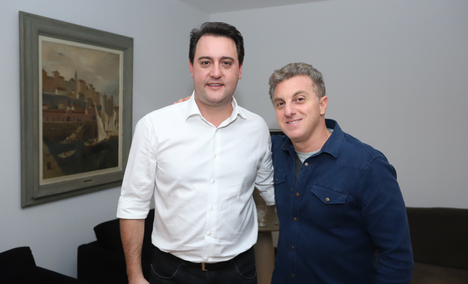 O Grupo Madero confirmou nesta quarta-feira (29), em cerimônia no Palácio Iguaçu, investimentos de R$ 600 milhões na ampliação das operações da empresa em Ponta Grossa, na região dos Campos Gerais. O anúncio foi feito pelo presidente do Grupo, Júnior Durski, ao lado do governador Carlos Massa Ratinho Junior e do apresentador Luciano Huck, sócio do empreendimento.  -  Curitiba, 29/05/2019  -  Foto: Rodrigo Félix Leal/ANPr