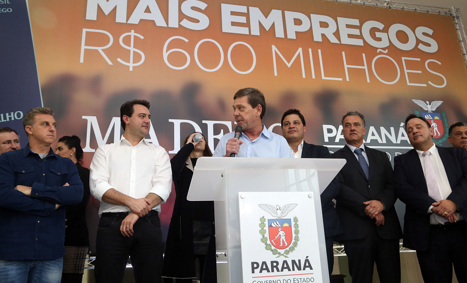 O Grupo Madero confirmou nesta quarta-feira (29), em cerimônia no Palácio Iguaçu, investimentos de R$ 600 milhões na ampliação das operações da empresa em Ponta Grossa, na região dos Campos Gerais. O anúncio foi feito pelo presidente do Grupo, Júnior Durski, ao lado do governador Carlos Massa Ratinho Junior e do apresentador Luciano Huck, sócio do empreendimento.  -  Curitiba, 29/05/2019  -  Foto Gilson Abreu/ANPr