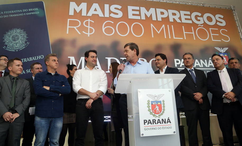 O Grupo Madero confirmou nesta quarta-feira (29), em cerimônia no Palácio Iguaçu, investimentos de R$ 600 milhões na ampliação das operações da empresa em Ponta Grossa, na região dos Campos Gerais. O anúncio foi feito pelo presidente do Grupo, Júnior Durski, ao lado do governador Carlos Massa Ratinho Junior e do apresentador Luciano Huck, sócio do empreendimento.  -  Curitiba, 29/05/2019  -  Foto Gilson Abreu/ANPr
