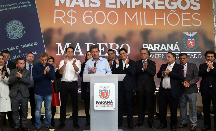 O Grupo Madero confirmou nesta quarta-feira (29), em cerimônia no Palácio Iguaçu, investimentos de R$ 600 milhões na ampliação das operações da empresa em Ponta Grossa, na região dos Campos Gerais. O anúncio foi feito pelo presidente do Grupo, Júnior Durski, ao lado do governador Carlos Massa Ratinho Junior e do apresentador Luciano Huck, sócio do empreendimento.  -  Curitiba, 29/05/2019  -  Foto Gilson Abreu/ANPr