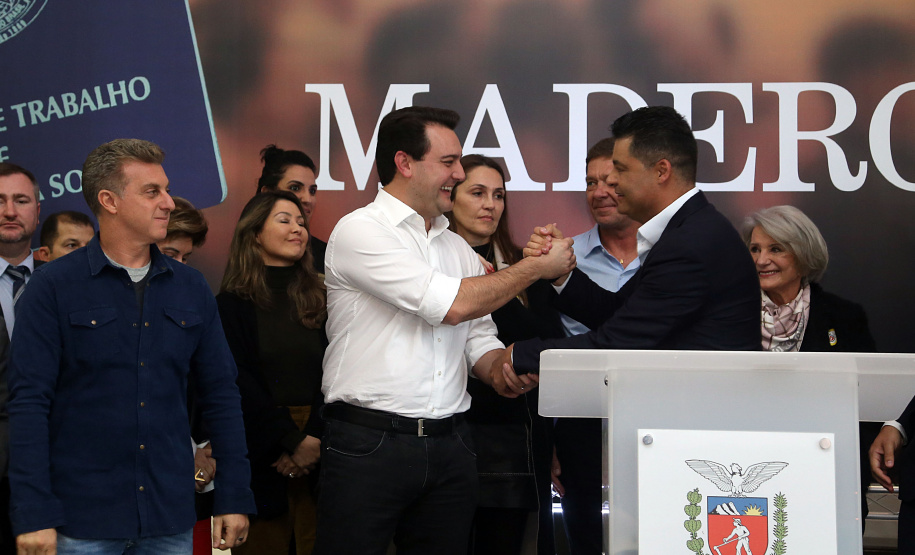 O Grupo Madero confirmou nesta quarta-feira (29), em cerimônia no Palácio Iguaçu, investimentos de R$ 600 milhões na ampliação das operações da empresa em Ponta Grossa, na região dos Campos Gerais. O anúncio foi feito pelo presidente do Grupo, Júnior Durski, ao lado do governador Carlos Massa Ratinho Junior e do apresentador Luciano Huck, sócio do empreendimento.  -  Curitiba, 29/05/2019  -  Foto Gilson Abreu/ANPr