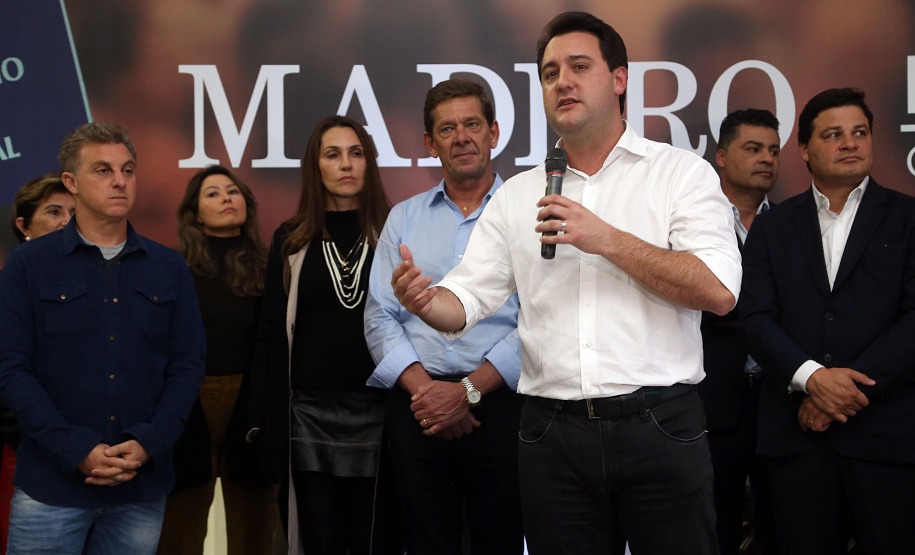 O Grupo Madero confirmou nesta quarta-feira (29), em cerimônia no Palácio Iguaçu, investimentos de R$ 600 milhões na ampliação das operações da empresa em Ponta Grossa, na região dos Campos Gerais. O anúncio foi feito pelo presidente do Grupo, Júnior Durski, ao lado do governador Carlos Massa Ratinho Junior e do apresentador Luciano Huck, sócio do empreendimento.  -  Curitiba, 29/05/2019  -  Foto Gilson Abreu/ANPr