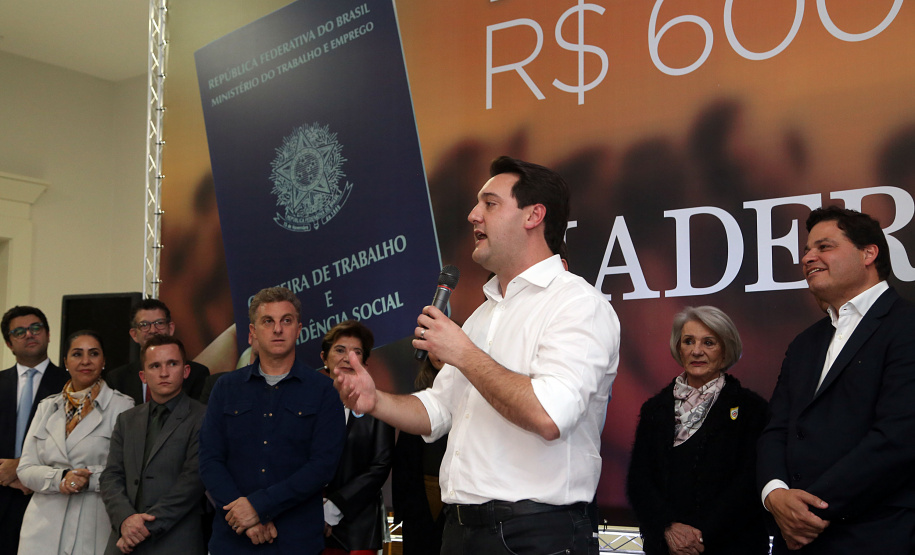 O Grupo Madero confirmou nesta quarta-feira (29), em cerimônia no Palácio Iguaçu, investimentos de R$ 600 milhões na ampliação das operações da empresa em Ponta Grossa, na região dos Campos Gerais. O anúncio foi feito pelo presidente do Grupo, Júnior Durski, ao lado do governador Carlos Massa Ratinho Junior e do apresentador Luciano Huck, sócio do empreendimento.  -  Curitiba, 29/05/2019  -  Foto Gilson Abreu/ANPr