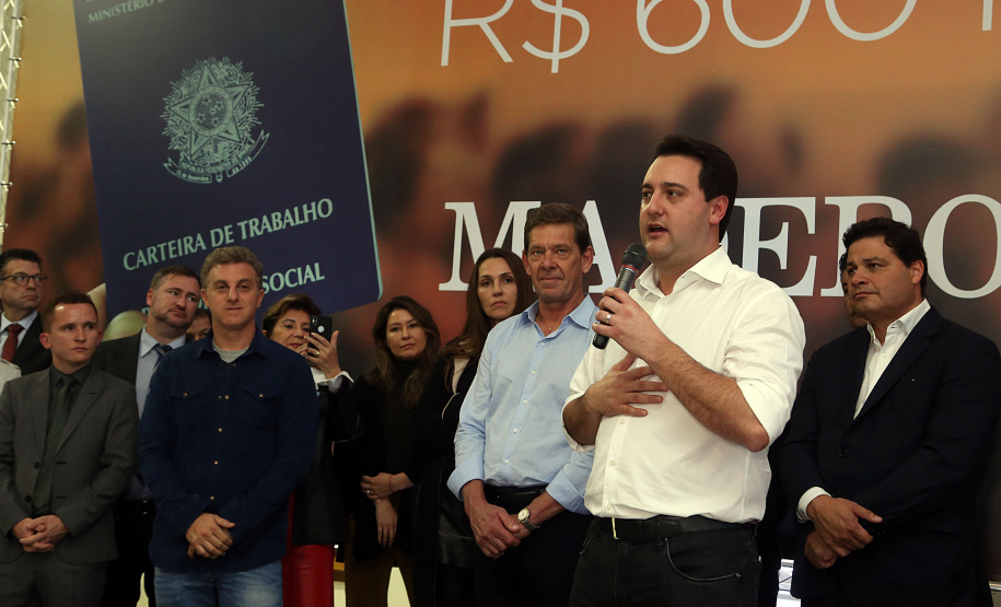 O Grupo Madero confirmou nesta quarta-feira (29), em cerimônia no Palácio Iguaçu, investimentos de R$ 600 milhões na ampliação das operações da empresa em Ponta Grossa, na região dos Campos Gerais. O anúncio foi feito pelo presidente do Grupo, Júnior Durski, ao lado do governador Carlos Massa Ratinho Junior e do apresentador Luciano Huck, sócio do empreendimento.  -  Curitiba, 29/05/2019  -  Foto Gilson Abreu/ANPr