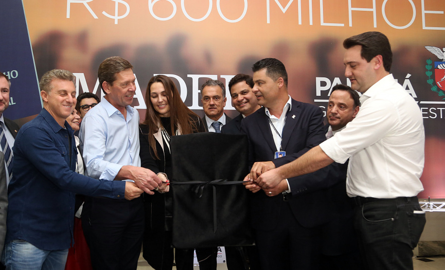 O Grupo Madero confirmou nesta quarta-feira (29), em cerimônia no Palácio Iguaçu, investimentos de R$ 600 milhões na ampliação das operações da empresa em Ponta Grossa, na região dos Campos Gerais. O anúncio foi feito pelo presidente do Grupo, Júnior Durski, ao lado do governador Carlos Massa Ratinho Junior e do apresentador Luciano Huck, sócio do empreendimento.  -  Curitiba, 29/05/2019  -  Foto Gilson Abreu/ANPr