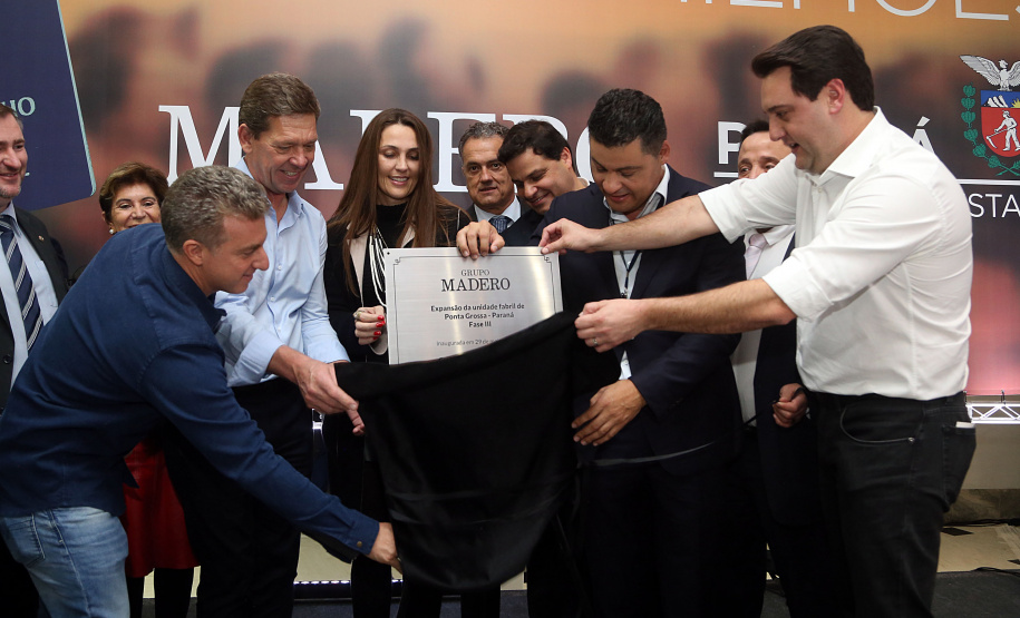 O Grupo Madero confirmou nesta quarta-feira (29), em cerimônia no Palácio Iguaçu, investimentos de R$ 600 milhões na ampliação das operações da empresa em Ponta Grossa, na região dos Campos Gerais. O anúncio foi feito pelo presidente do Grupo, Júnior Durski, ao lado do governador Carlos Massa Ratinho Junior e do apresentador Luciano Huck, sócio do empreendimento.  -  Curitiba, 29/05/2019  -  Foto Gilson Abreu/ANPr